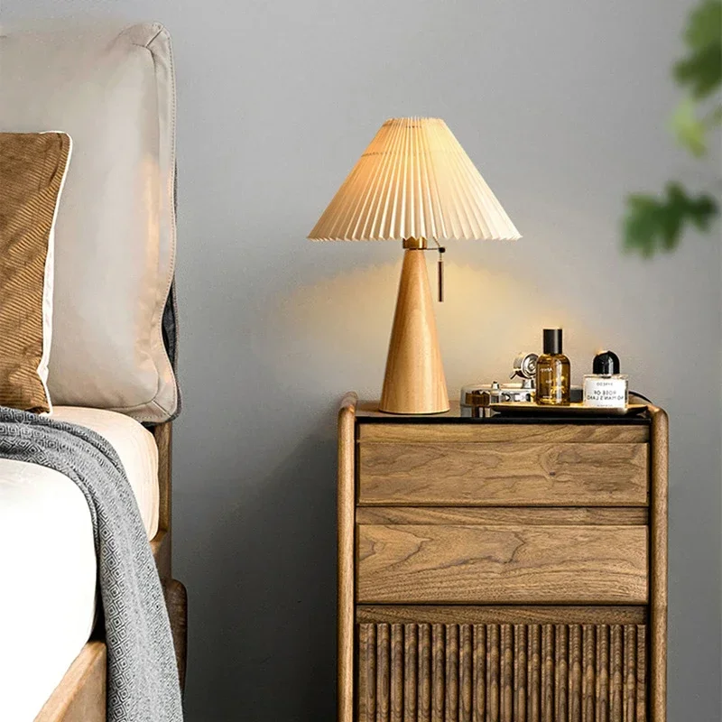 Home Decor Lighting - โคมไฟตั้งโต๊ะแบบจีบย้อนยุค โคมไฟไม้เนื้อแข็งสไตล์นอร์ดิก สำหรับอ่านหนังสือในห้องนอน ตกแต่งบ้าน ใช้หลอดไฟ E27